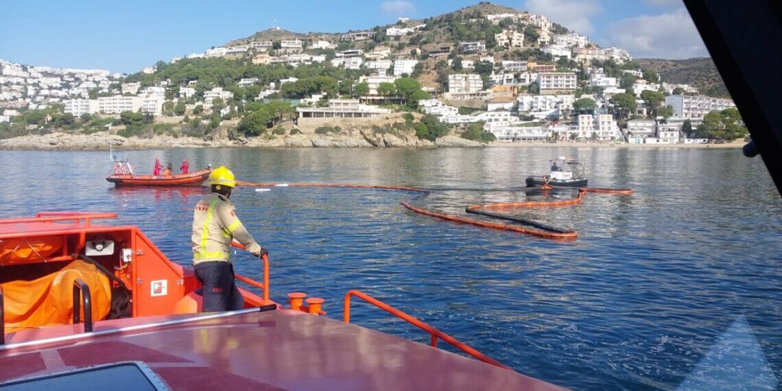 Enfonsament d'un pesquer a Roses amb fuita de gasoil continguda