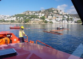 Enfonsament d'un pesquer a Roses amb fuita de gasoil continguda