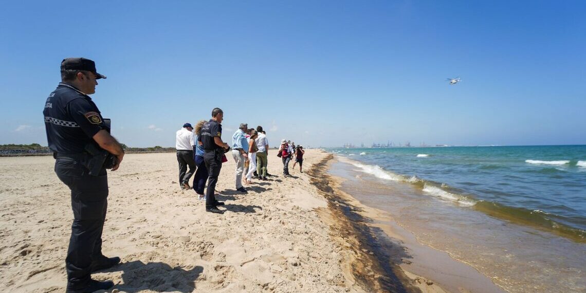 Vessament de combustible a l'Albufera: tancament de platges i emergència activada