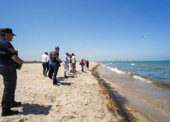 Vessament de combustible a l'Albufera: tancament de platges i emergència activada