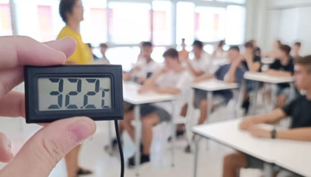 Les famílies exigeixen solucions per la calor insuportable a les escoles.
