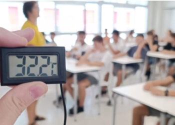 Les famílies exigeixen solucions per la calor insuportable a les escoles.