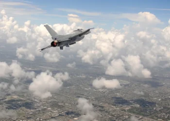 Els Estats Units bombardeja núvols i el món observa