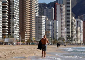 Govern Valencià dóna via lliure a la massificació: Hotels a la platja i urbanitzacions il·legals